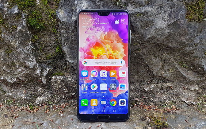 Huawei P20 – test na dlani 3.maj Huawei P20 ima od vseh treh v novi seriji morda še najtežjo nalogo.Uvršča se namreč nekam na sredino.Ima nekoliko manj funkcionalnosti kot zmogljivejši P20 Pro in več kot P20 Lite.Vseeno pa je moje mnenje, da sklepa kompromise ravno na pravih točkah, ki ne ohromijo uporabniške izkušnje. Huawei predstavil vrhunska fotografska mobitela P20 in P20 Pro - Tehnik